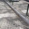 Dalles de guidage jusqu'à la ligne guide naturelle (façades), interrompues par une marche non signalée